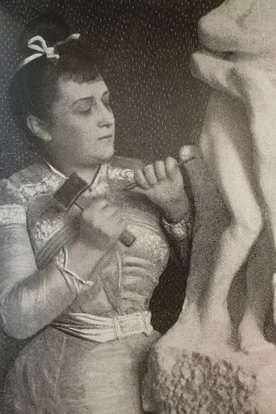 Camille Claudel esculpiendo en 1903