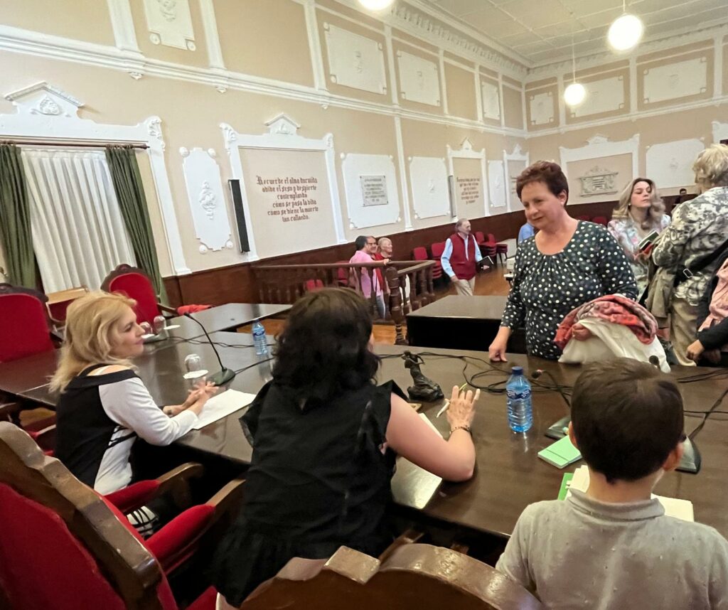 Esther Bengoechea firma un ejemplar tras la presentación en Paredes de Nava.