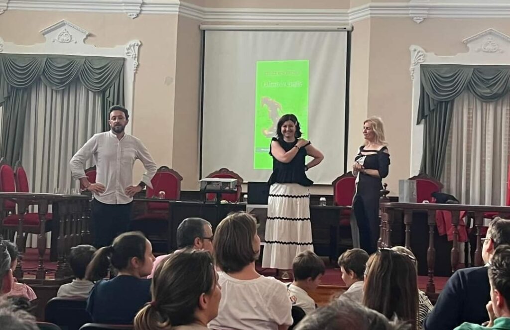 Esther Bengoechea, en el medio, entre el concejal de Cultura, Antonio Gero Rojo, y la artista Rosana Largo, antes de la presentación.