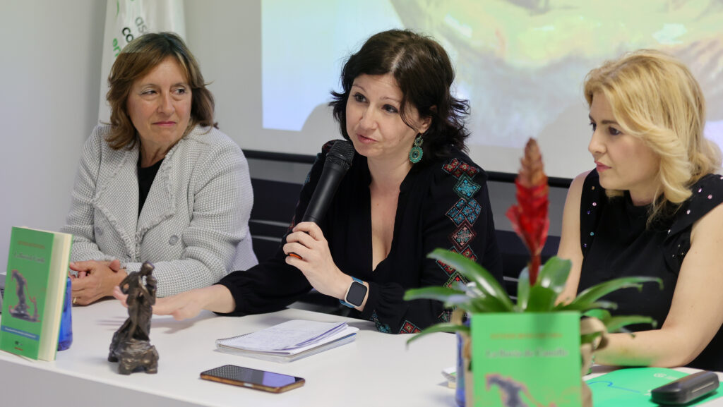 La autora Esther Bengoechea, durante la presentación, con la presidenta de la Asociación del Cáncer de Palencia, Rosa Andrés, a la izquierda, y la artista internacional Rosana Largo. Marta Moras