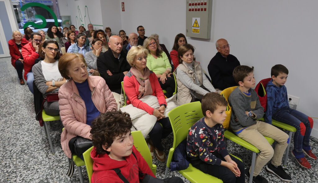 Público asistente a la presentación de 'La lluvia de Camille' en la Asociación del Cáncer de Palencia. Marta Moras