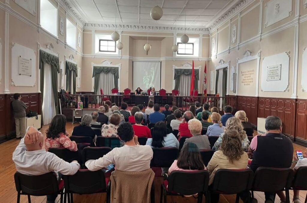 Público asistente en el salón de plenos de Paredes de Nava.